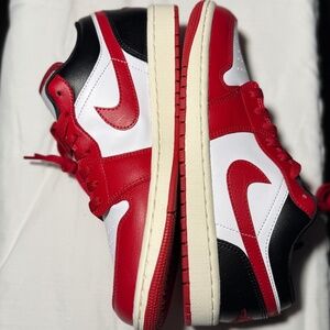 Nike Air Jordan 1 Low Reverse Black Toe Sneaker Wmn 9.5